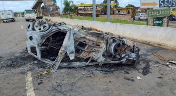 Carro capota, pega fogo e mata duas pessoas carbonizadas na BR-060